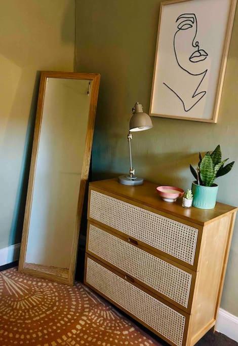 Large 2 Bedroom, Ground Floor Flat, Close To City Единбург Екстер'єр фото